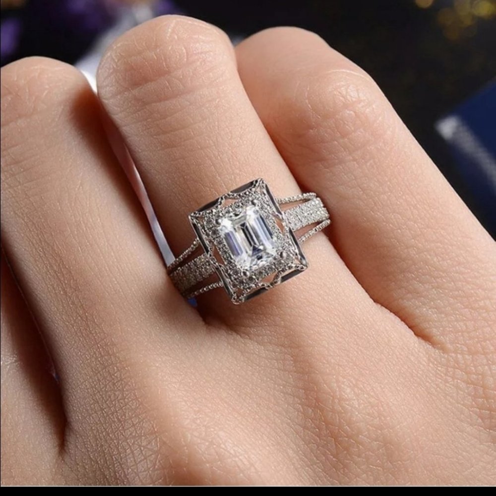 18K WHITE GOLD ROUND DIAMOND HALO RING - Picture 3 of 6
